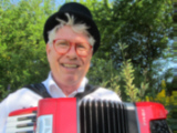 Tommy Jo med harmonika i haven 2014 Tommy Jo med harmonika i haven 2014