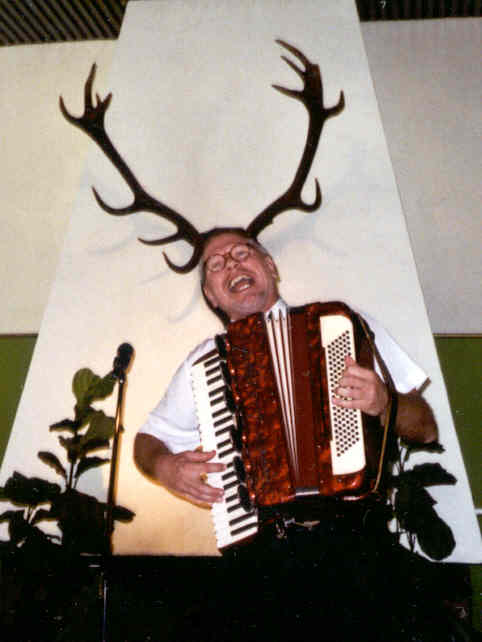Peter Lieb 2002 - bem�rk geviret der sidder p� v�ggen :-)